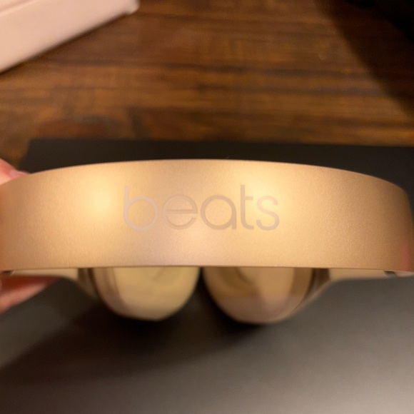 Beats Solo 3, barely used comes with carrying case - Picture 3 of 6